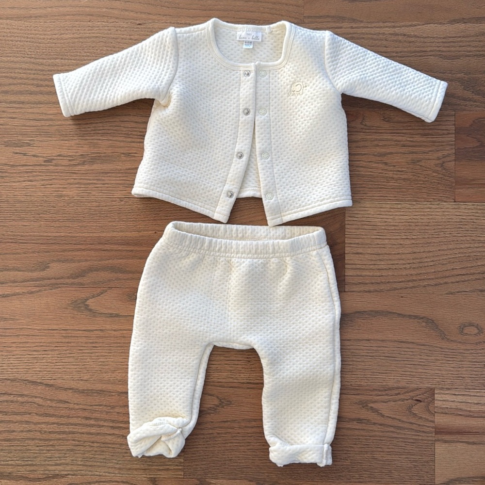 Tres beau et belle Cream colored button jacket and pants. Heavy material.